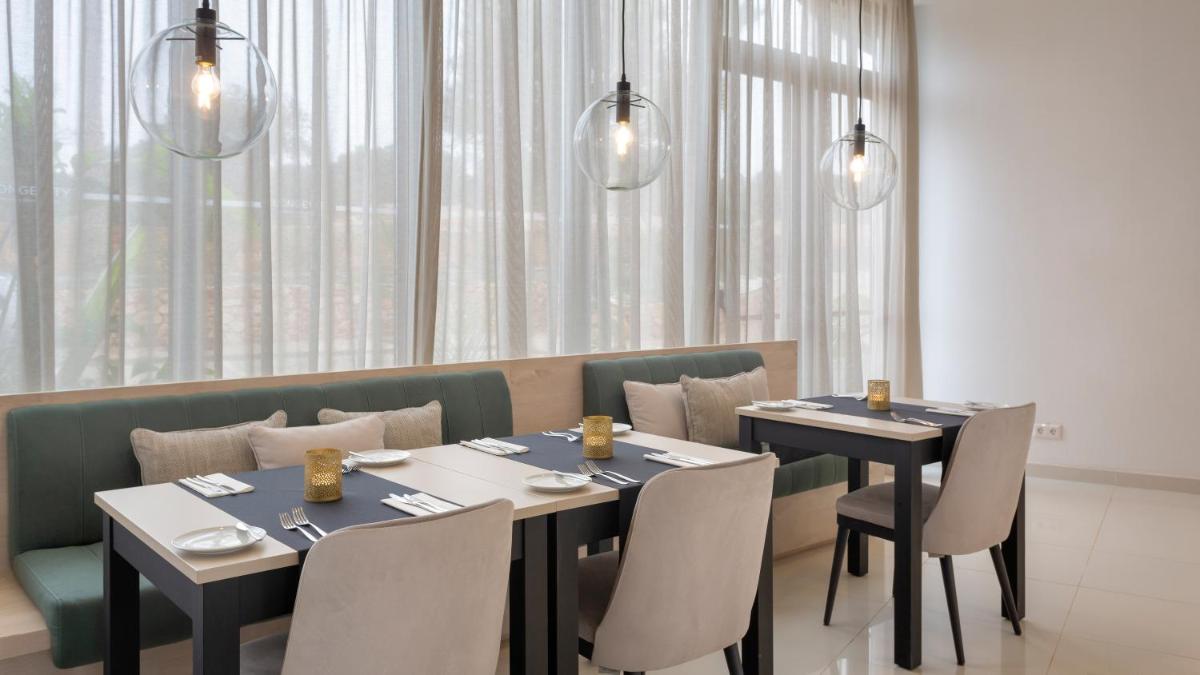 Uma área de estar em Longevity Health & Wellness Hotel - Adults Only