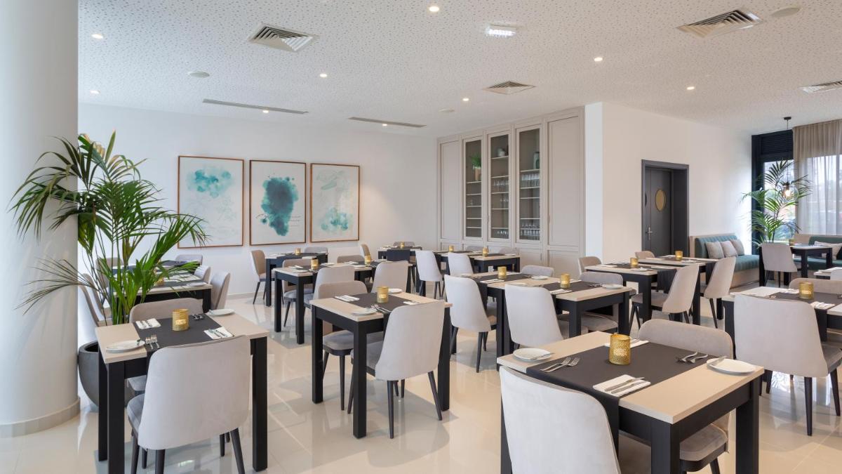 Um restaurante ou outro lugar para comer em Longevity Health & Wellness Hotel - Adults Only