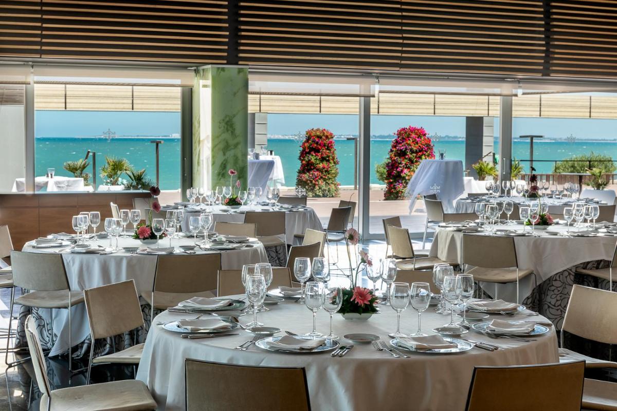 Un restaurante o sitio para comer en Parador de Cádiz