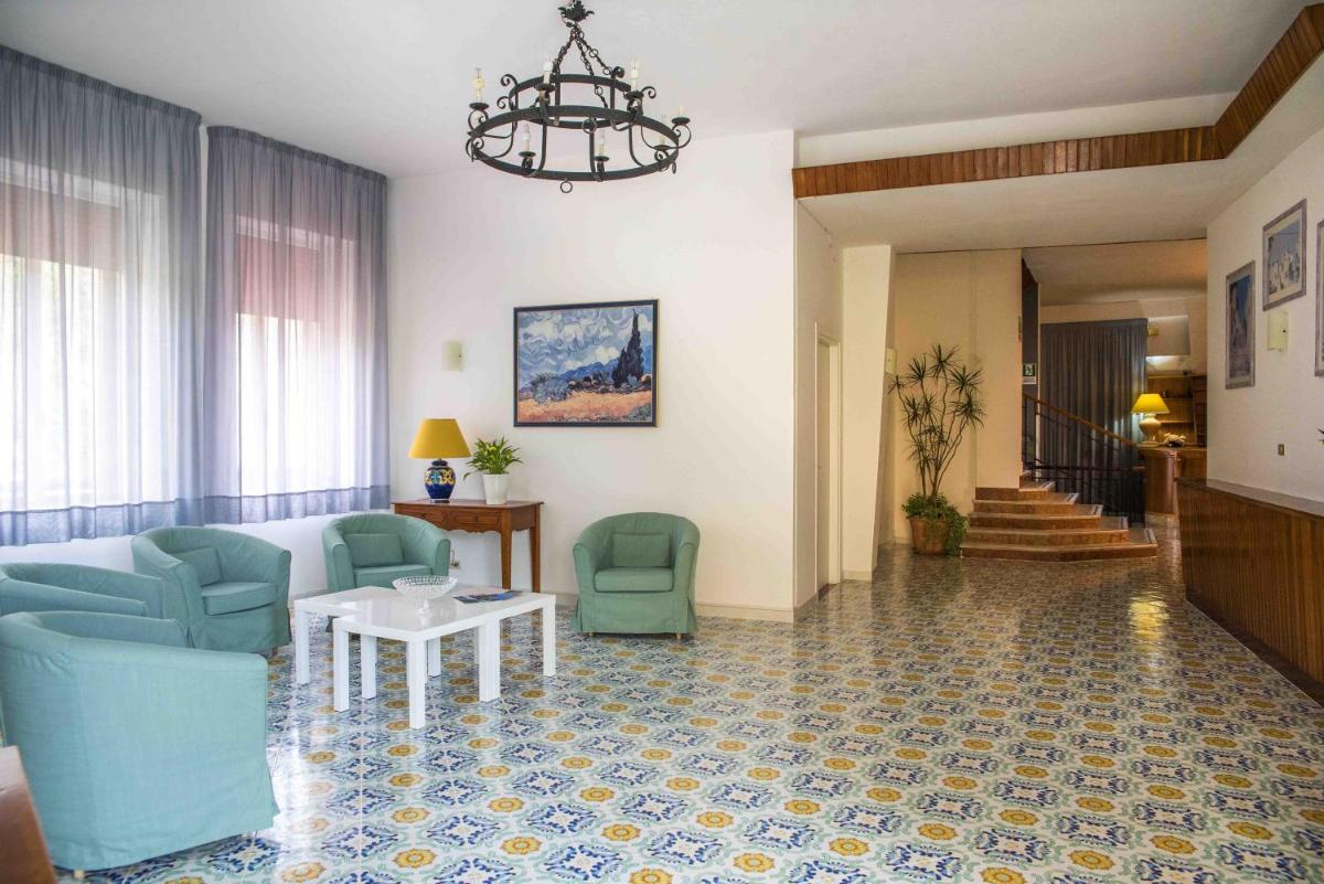 Hotel Royal - Housity