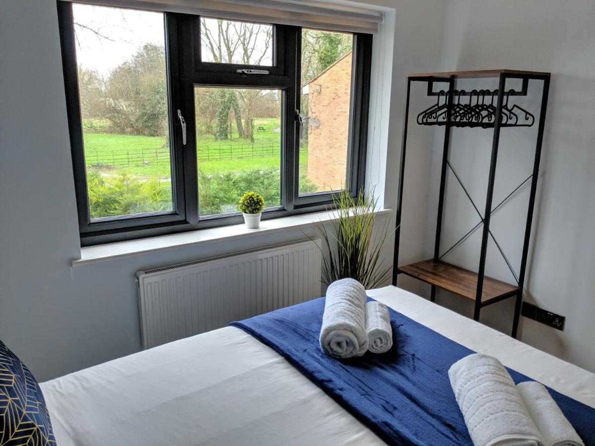 Crown Meadow - 4 Bedroom House - Heathrow - ExcellentStays - Housity