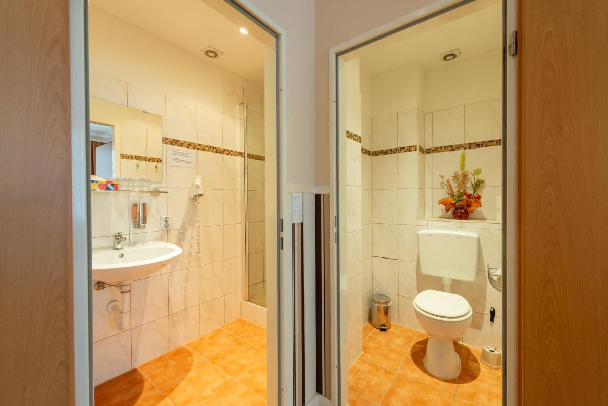 Hotel Pension Dahlem - Housity