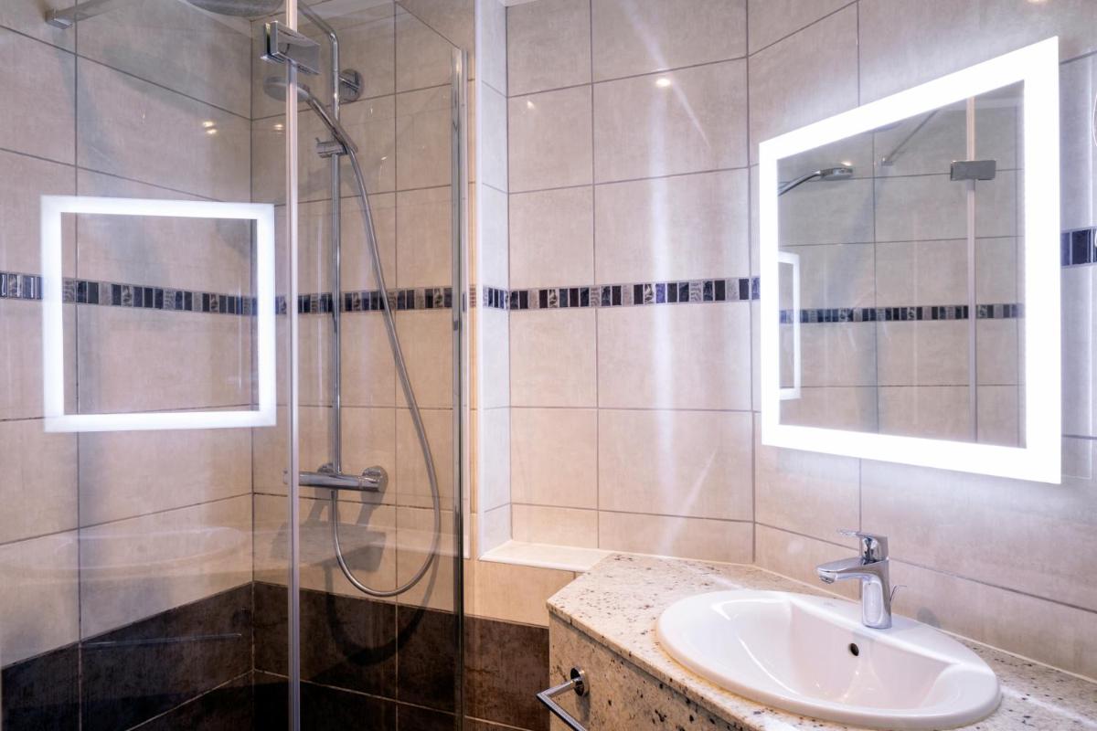 Salle de bains dans l'établissement Hotel Du Commerce Spa