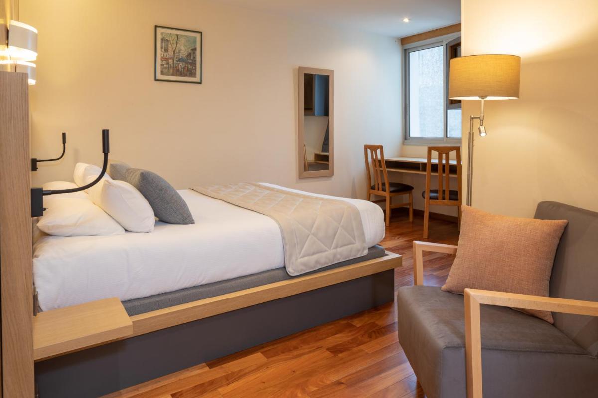 Un ou plusieurs lits dans un hébergement de l'établissement Hotel Du Commerce Spa