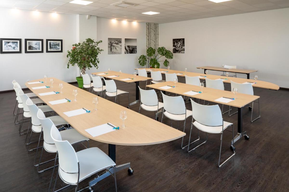 Espace de conférence ou salle de réunion dans l'établissement Hotel Du Commerce Spa