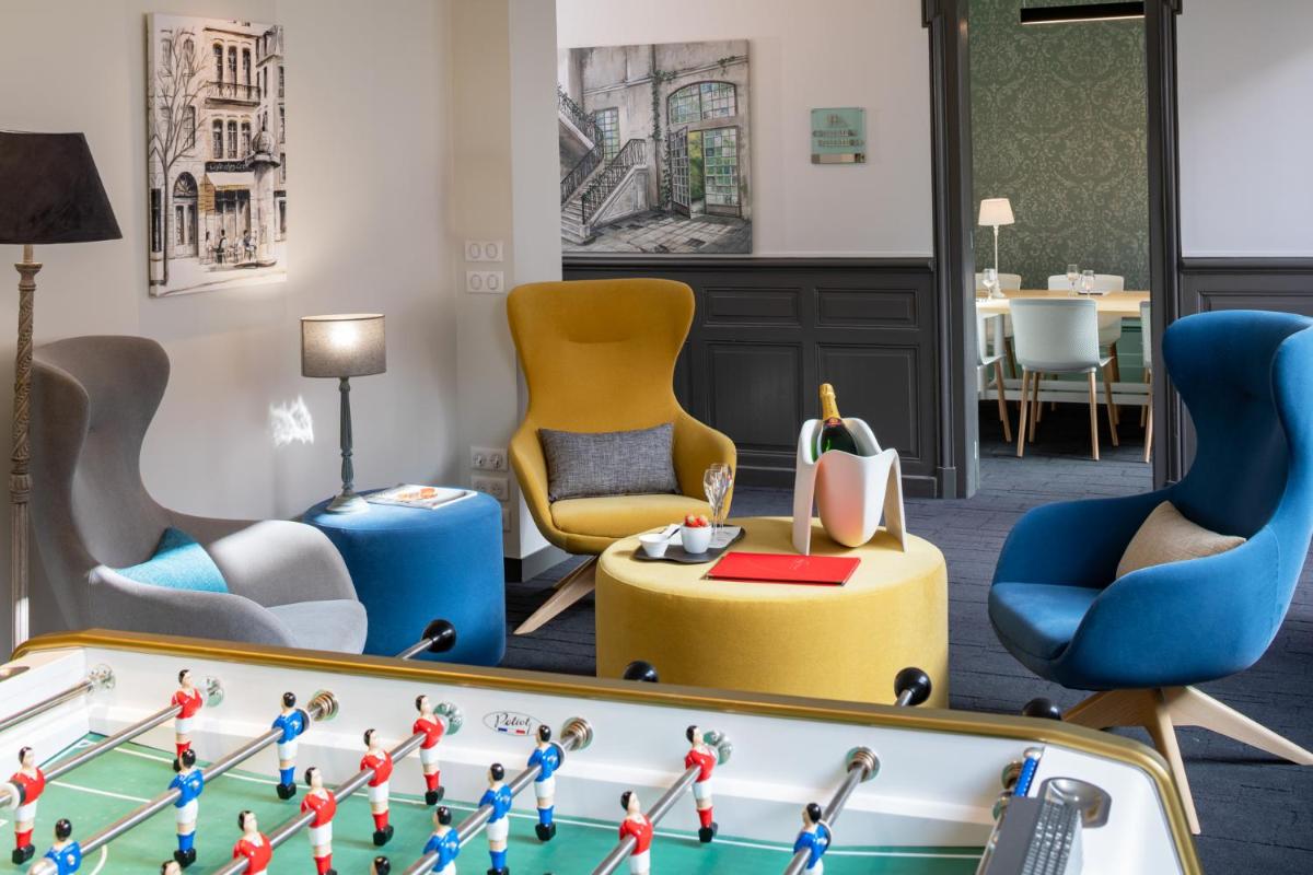 Coin salon dans l'établissement Hotel Du Commerce Spa