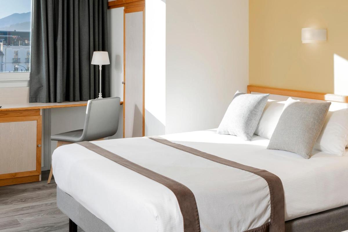 Un ou plusieurs lits dans un hébergement de l'établissement Hotel Du Commerce Spa