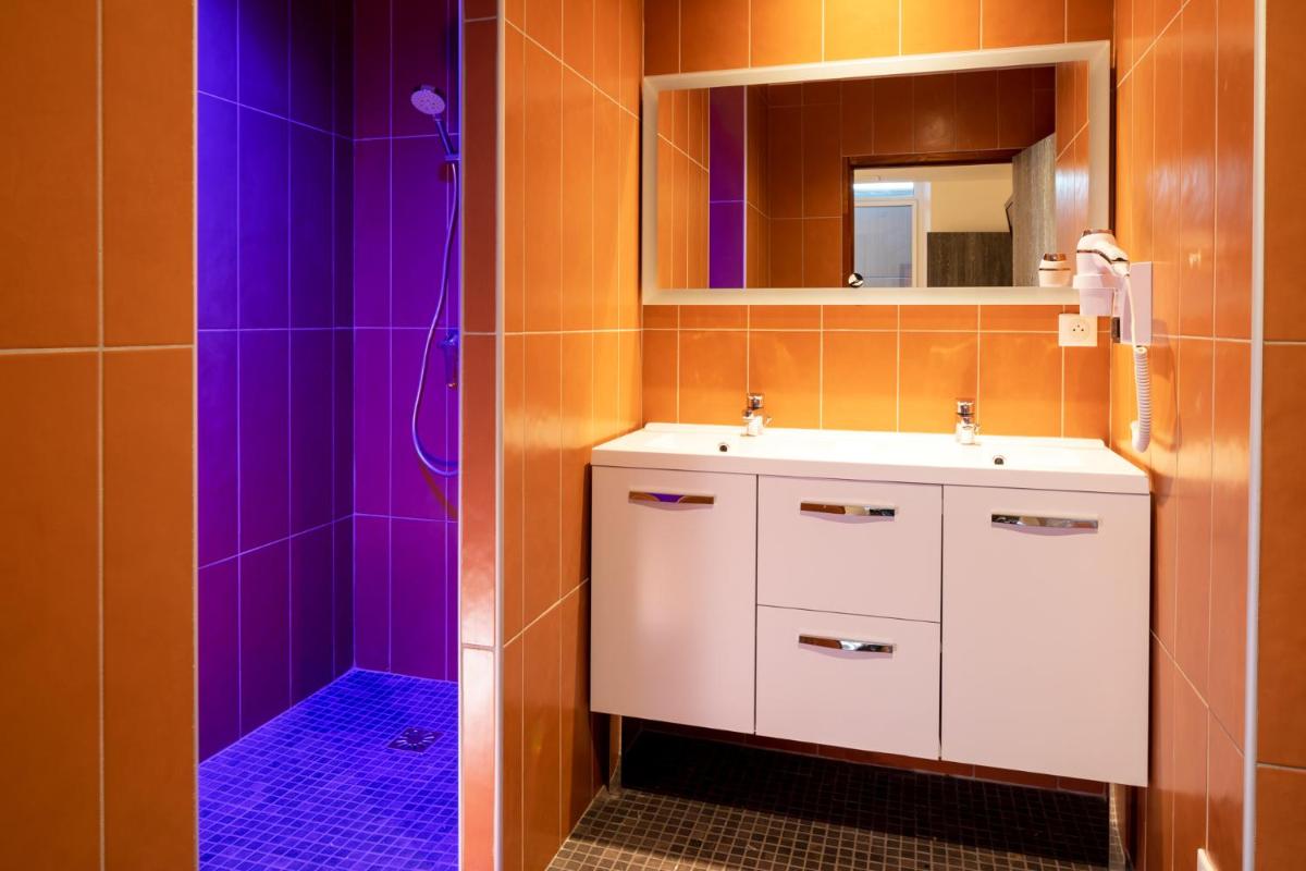 Salle de bains dans l'établissement Hotel Du Commerce Spa