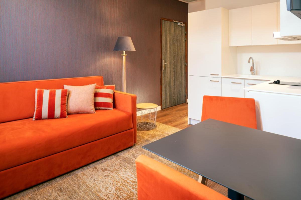 Cuisine ou kitchenette dans l'établissement Hotel Du Commerce Spa