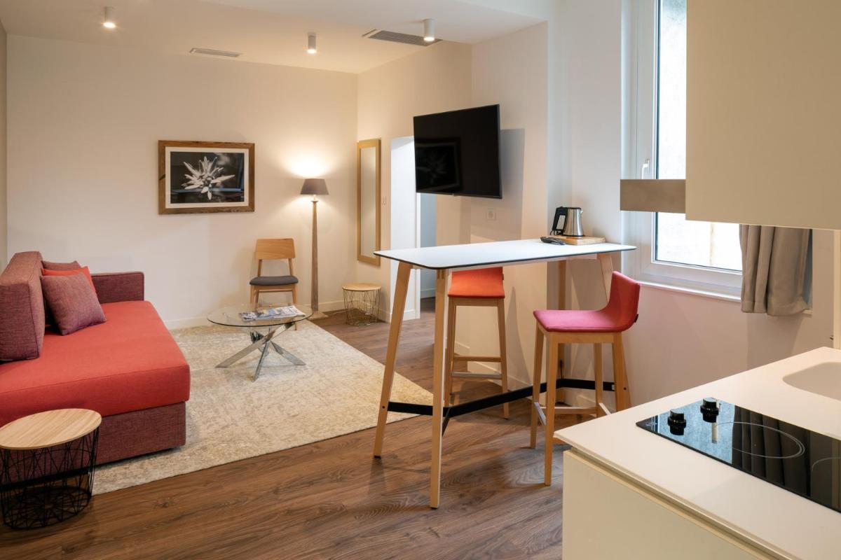 Télévision ou salle de divertissement dans l'établissement Hotel Du Commerce Spa