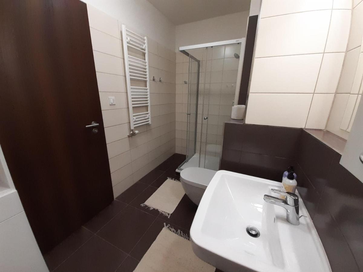 Entrez Apartments 5 - City center with small garden - Housity