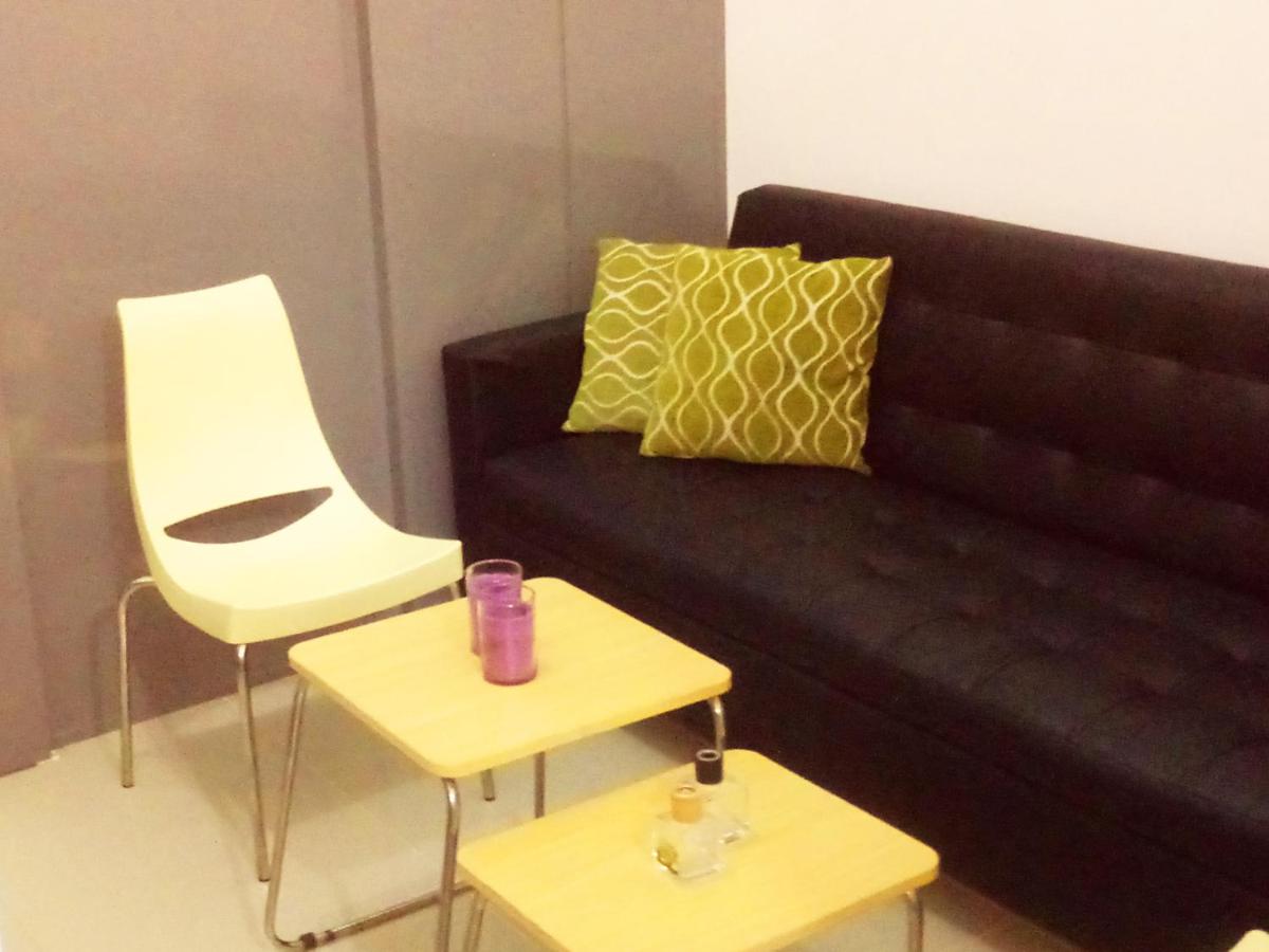 StayHere SM Light Tropical Staycation Boni MRT - Housity