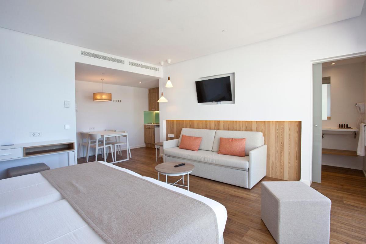 Una televisión o centro de entretenimiento en Aparthotel Ponent Mar