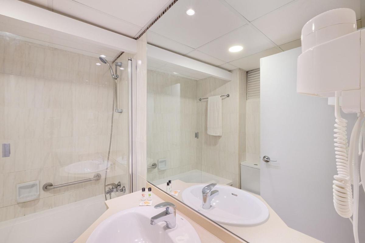 Un baño de azuLine Hotel Bergantin