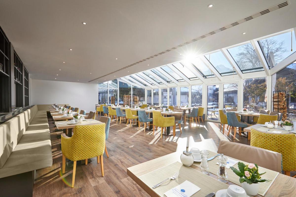 Ein Restaurant oder anderes Speiselokal in der Unterkunft HYPERION Hotel Garmisch - Partenkirchen