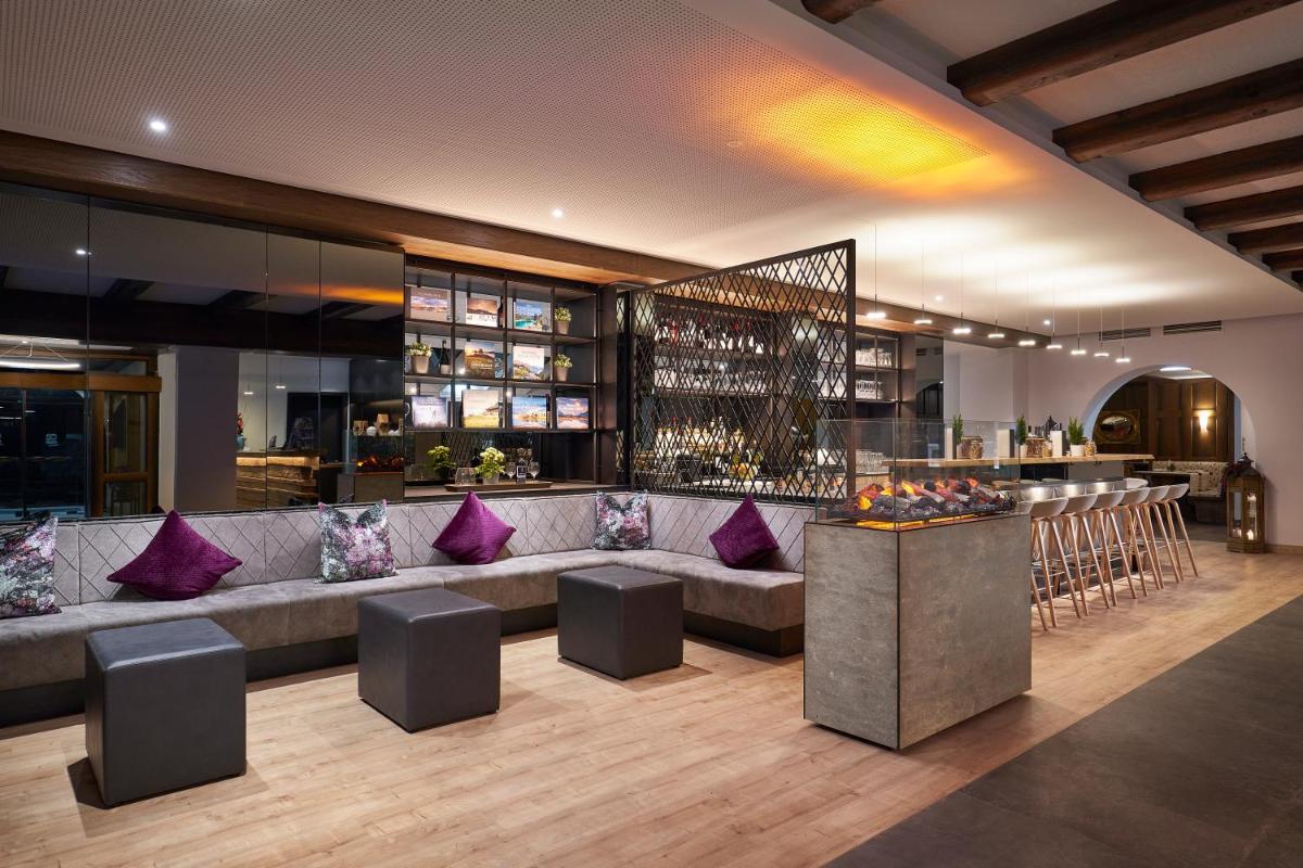 Ein Sitzbereich in der Unterkunft HYPERION Hotel Garmisch - Partenkirchen