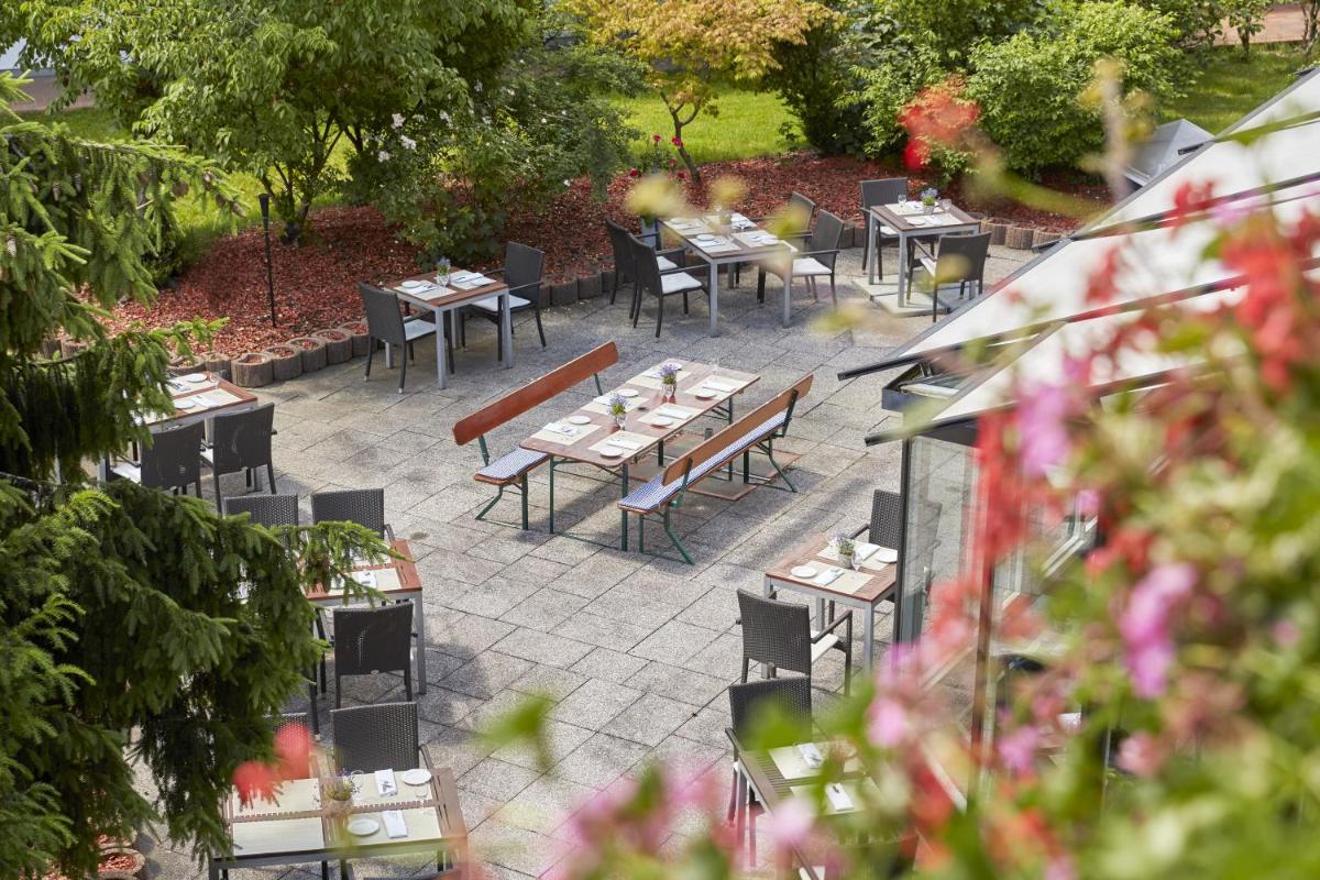 Ein Garten an der Unterkunft HYPERION Hotel Garmisch - Partenkirchen