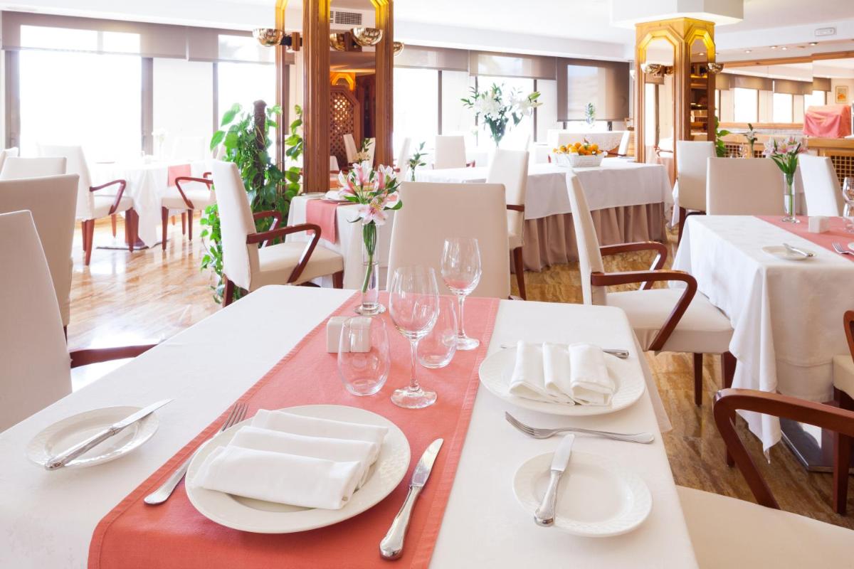Un restaurante o sitio para comer en Hotel Royal Plaza