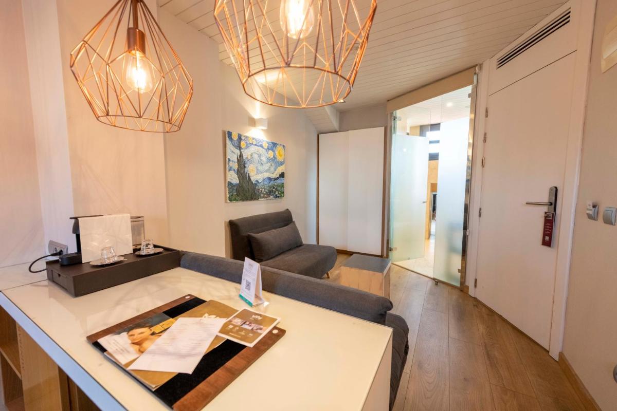 una sala de estar con un sofá y una mesa en Hotel Fruela, en Oviedo