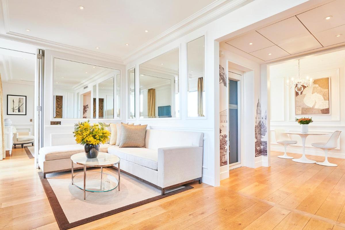 Coin salon dans l'établissement Grand Hôtel Du Palais Royal