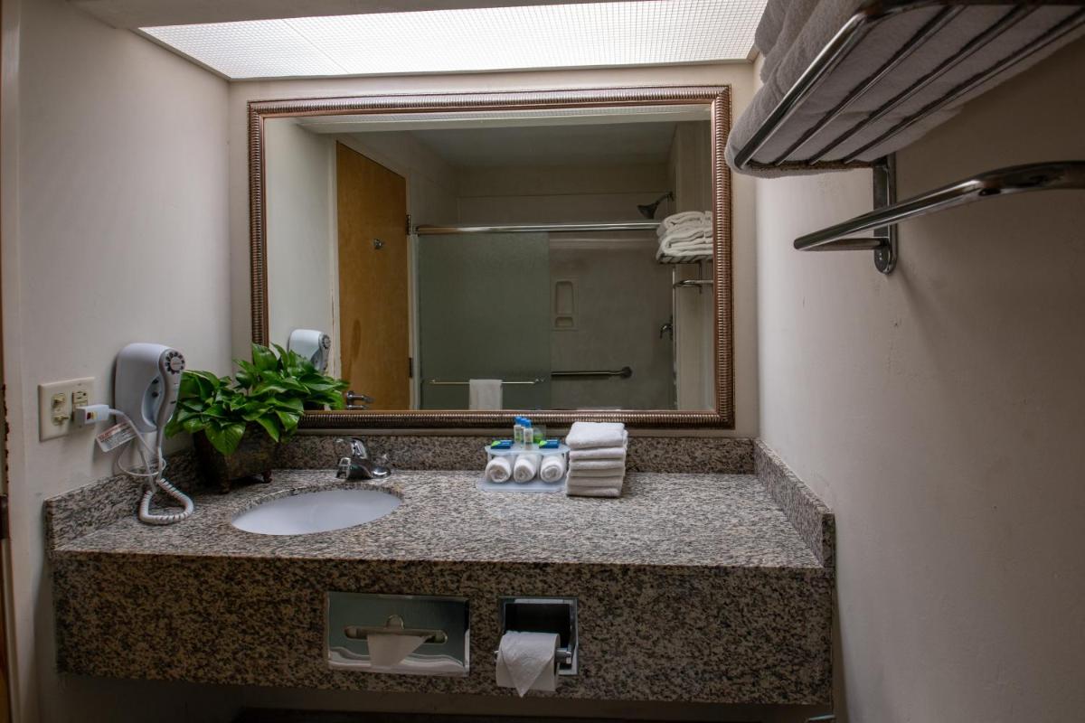 Moncks Corner Inn - Housity