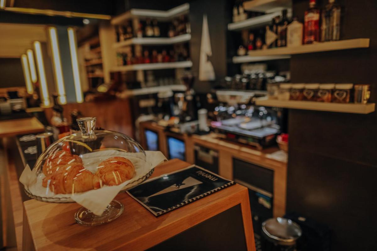 PENSIUNE RESTAURANT CAPRA NEAGRA - Housity