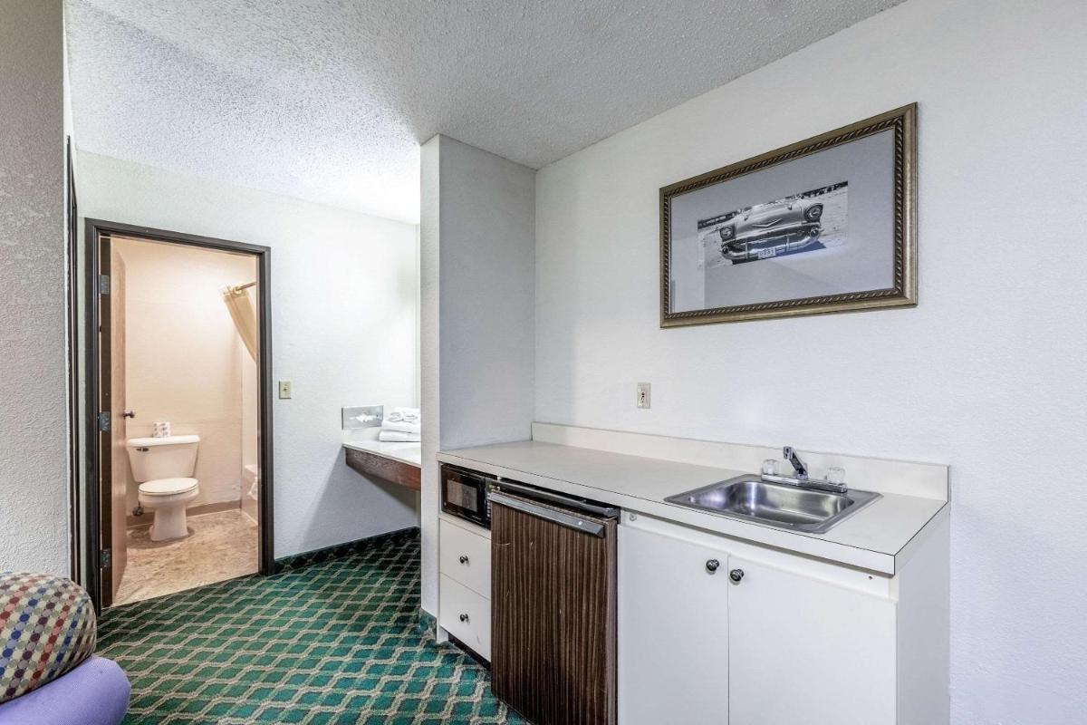Econo Lodge Inn & Suites Auburn - Housity