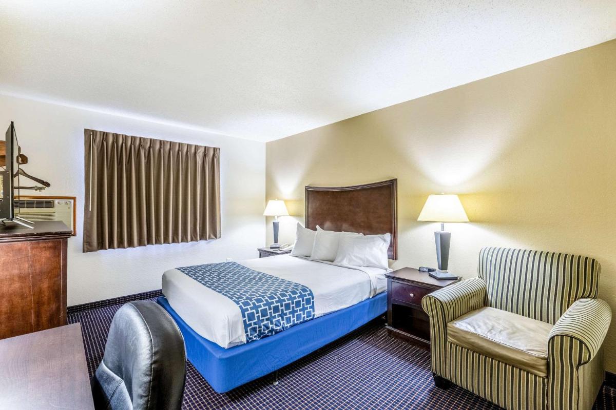 Econo Lodge Inn & Suites Auburn - Housity