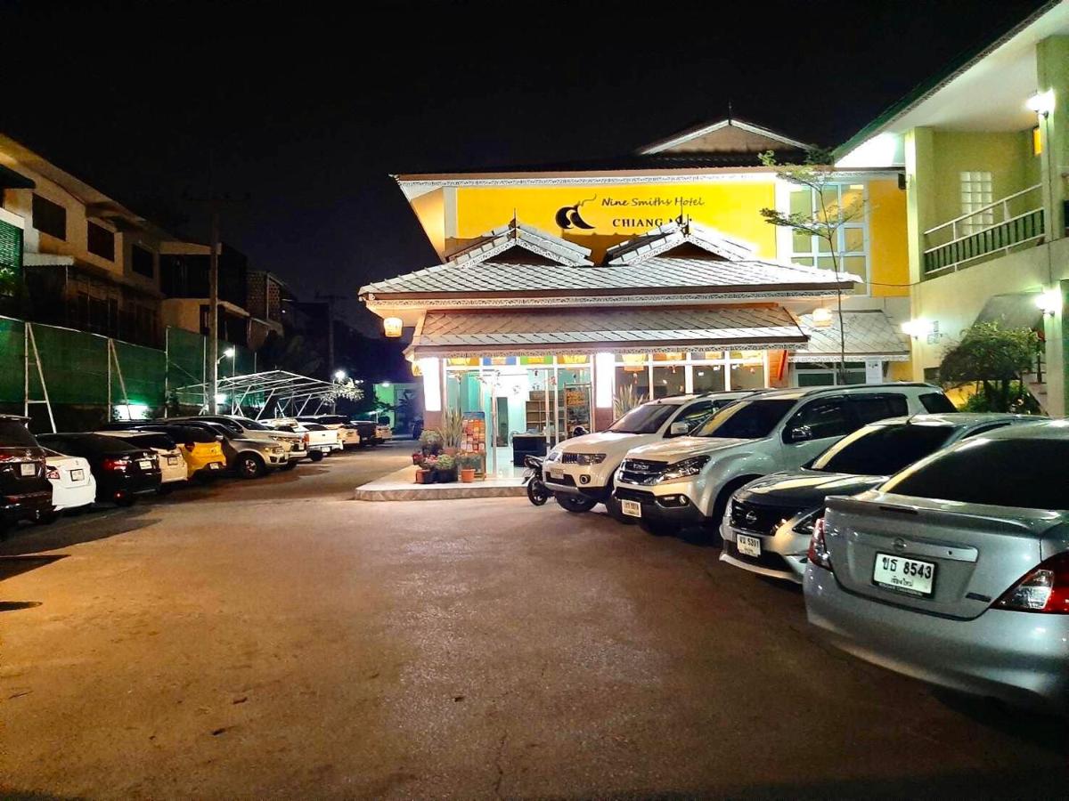 Nine Smiths Hotel Chiangmai - Housity