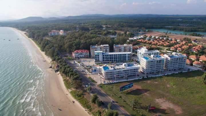 GrandBlue Condominium Sea View - Housity