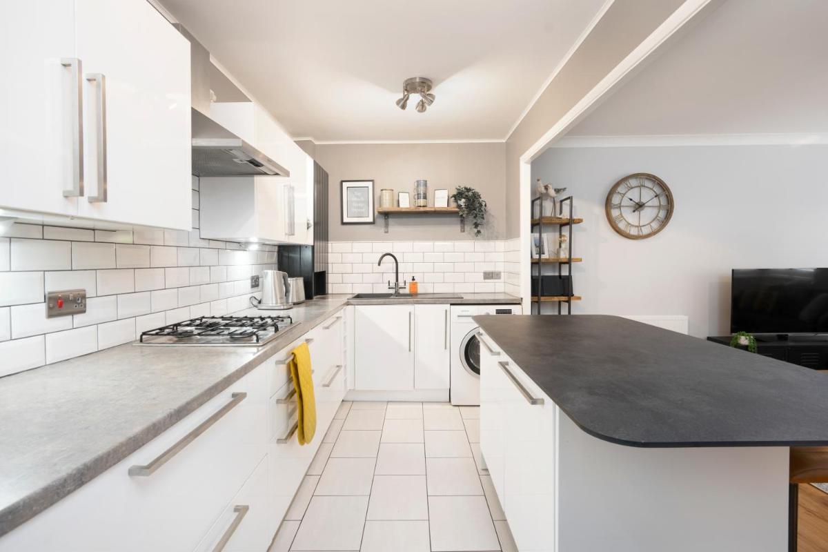 Burlington Street with free parking Nr Brighton College and Hospital - Housity