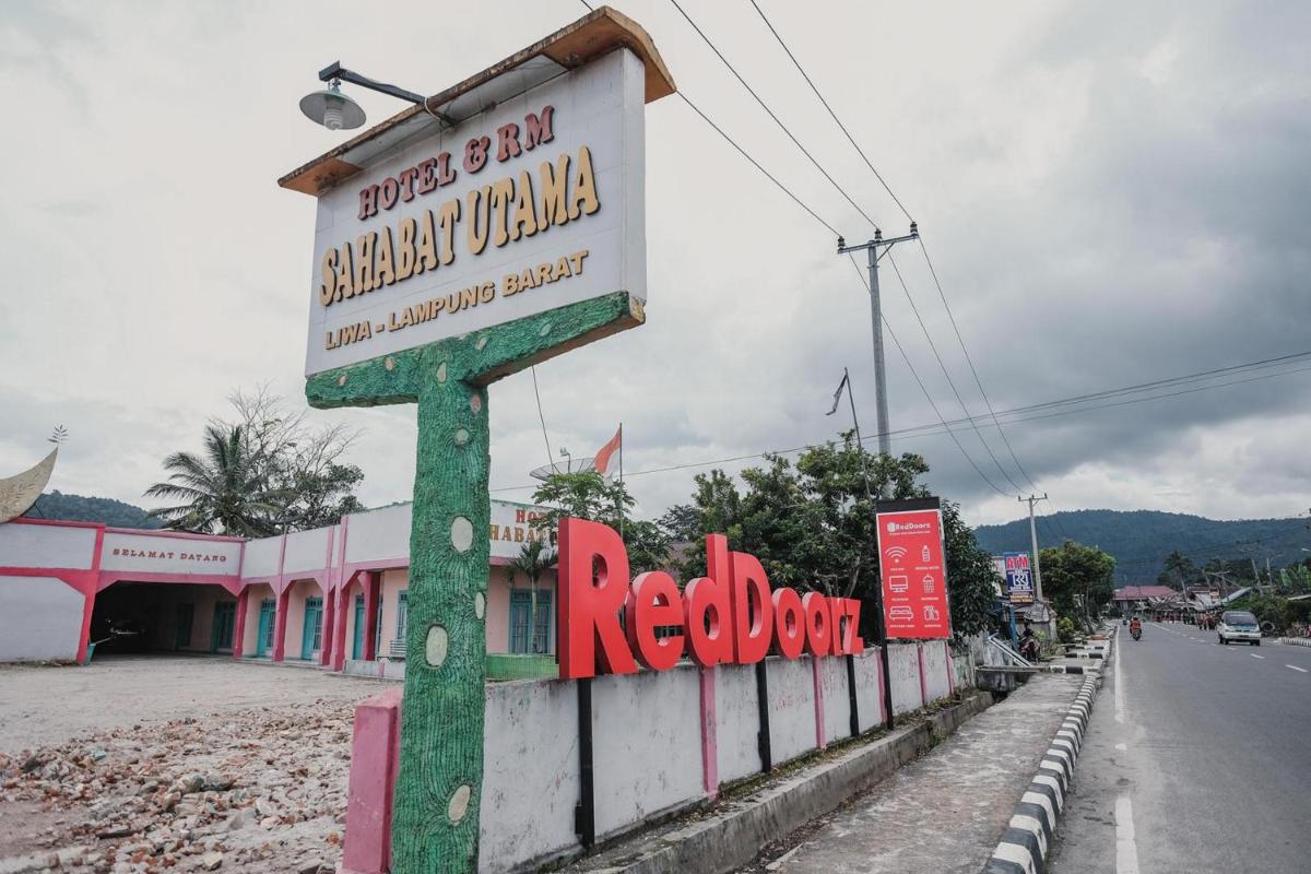 Suitetrails - RedDoorz Syariah near Kebun Raya Liwa