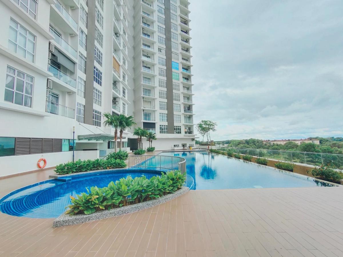 Kulai D'Putra Suites 1min to ioiMall near JPO, Senai Airport - Housity
