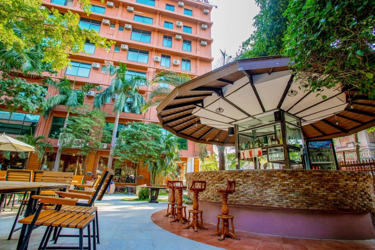 E-outfitting Golden Country Hotel - Housity