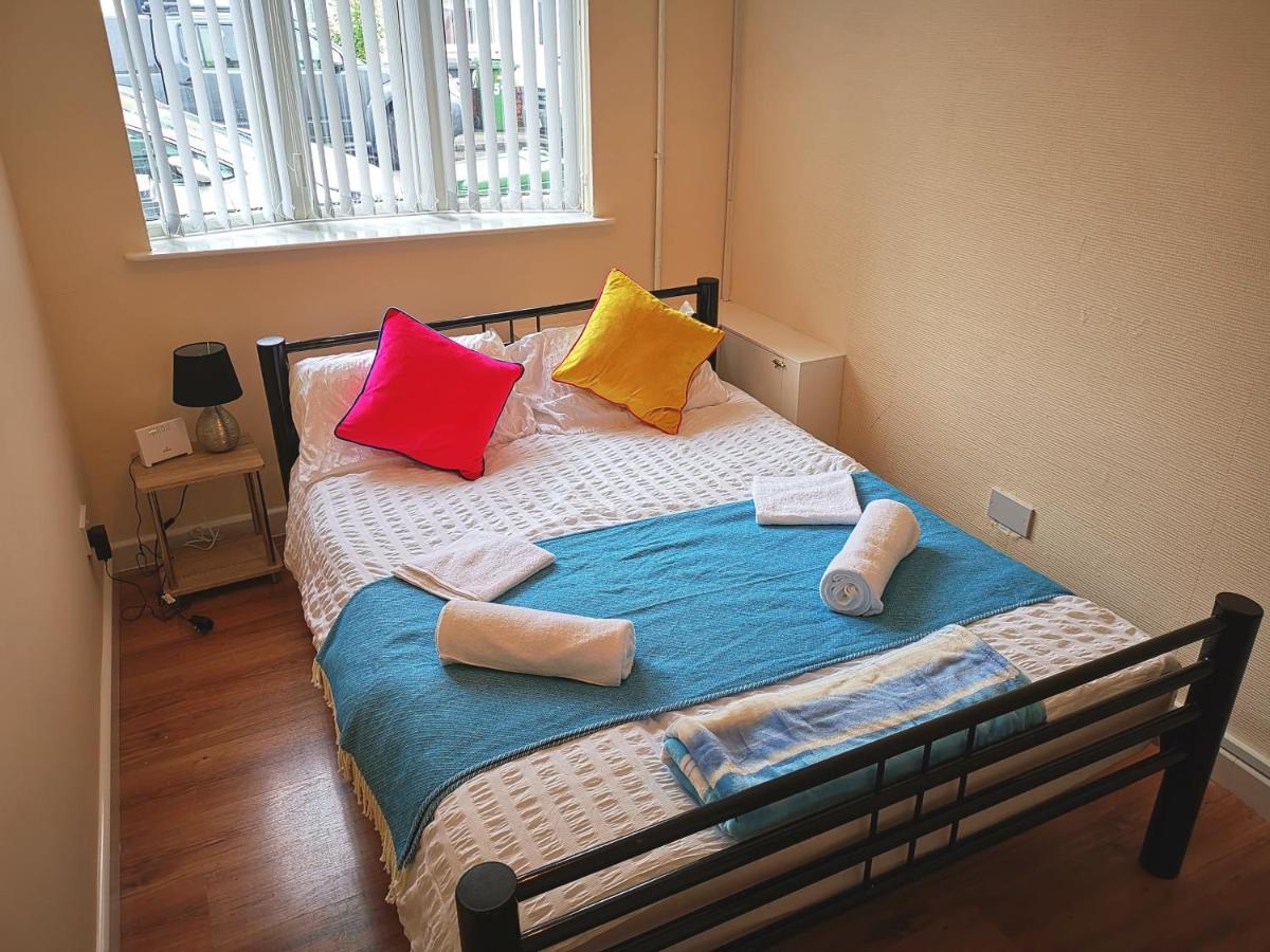 J BOOK NOW, Spacious 5 Bed Sleeps 9 Long Stays Workers & Families by Your Night Inn Group - Housity
