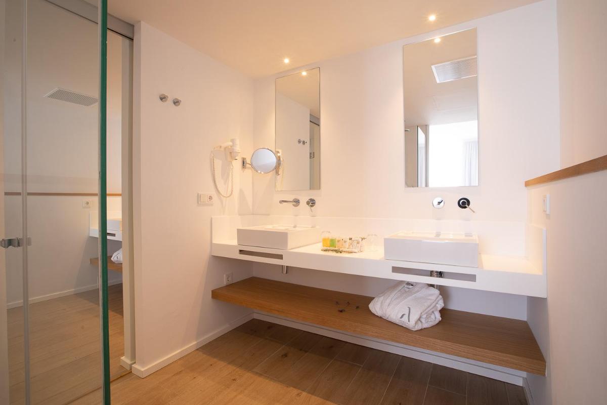 Un baño de Hotel Anfora Ibiza