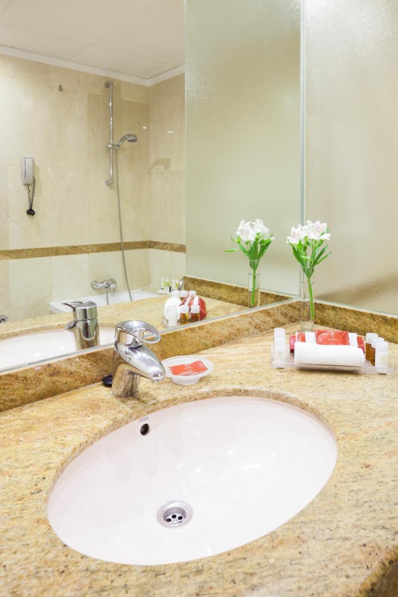 Un baño de Hotel Royal Plaza