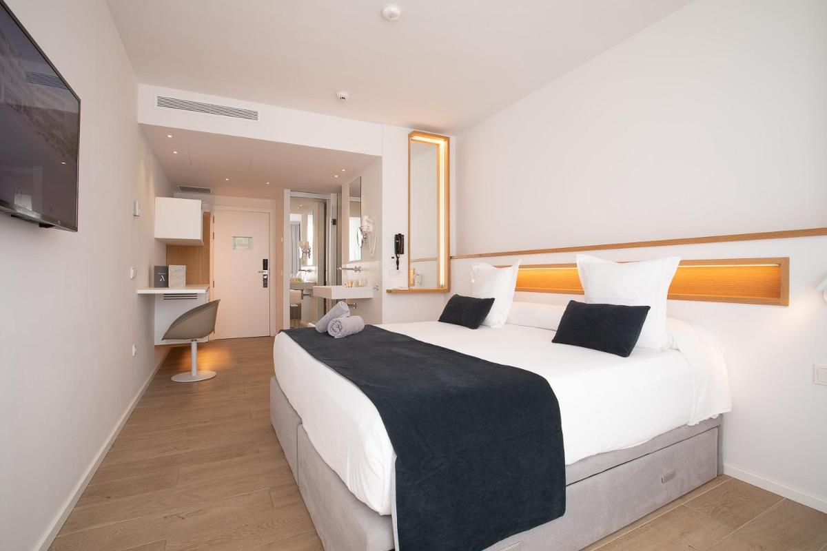 Cama o camas de una habitación en Hotel Anfora Ibiza