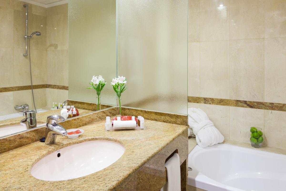 Un baño de Hotel Royal Plaza