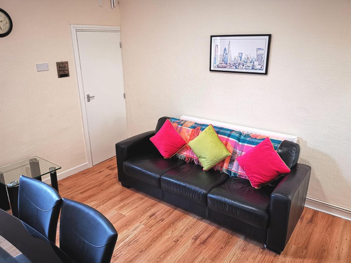 J BOOK NOW, Spacious 5 Bed Sleeps 9 Long Stays Workers & Families by Your Night Inn Group - Housity