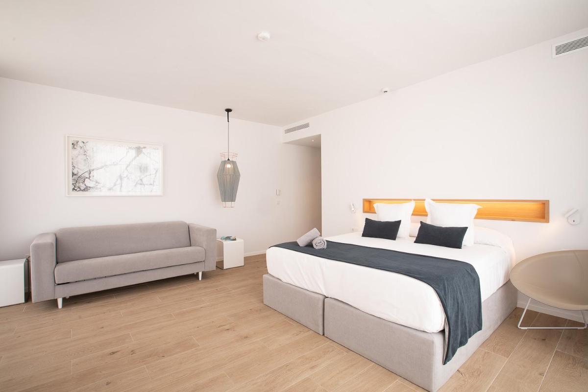 Cama o camas de una habitación en Hotel Anfora Ibiza