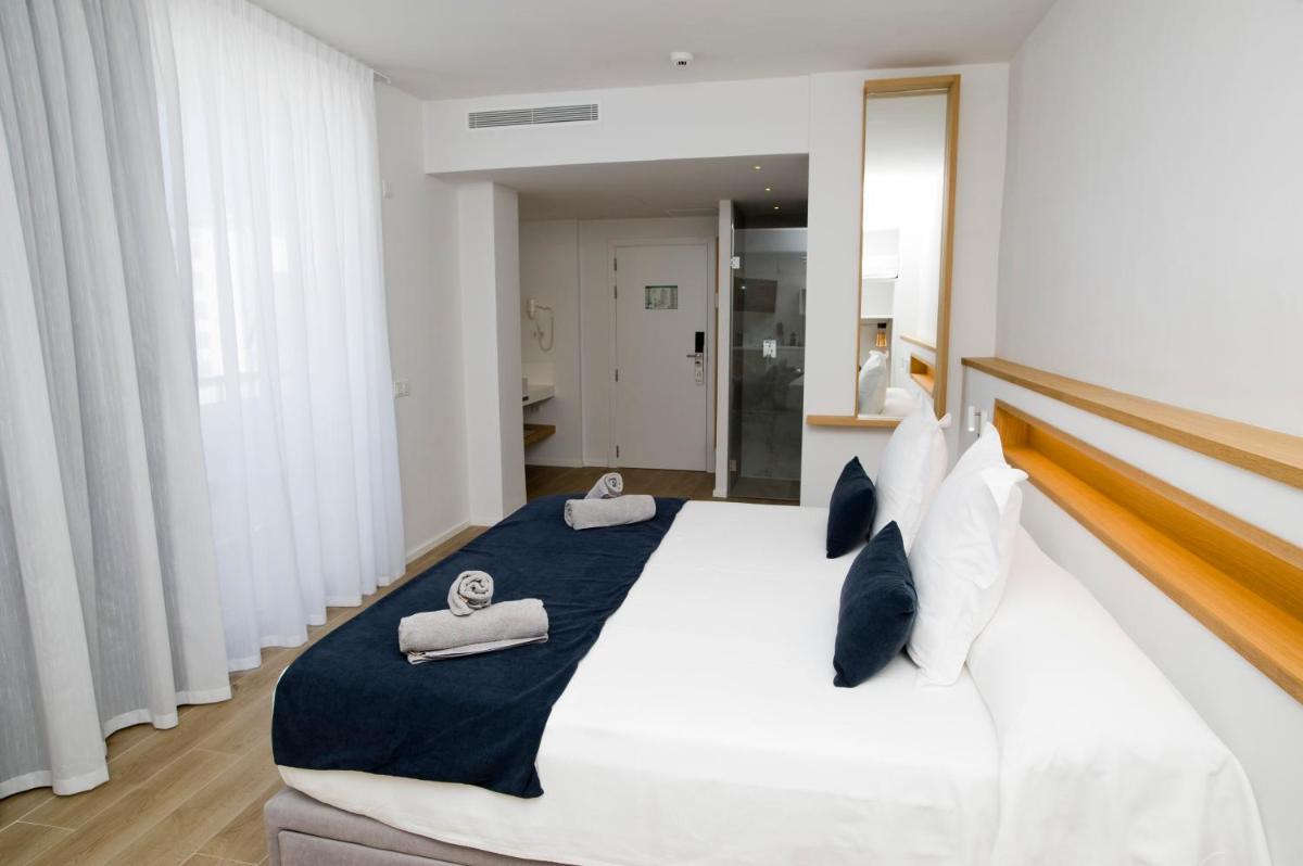 Cama o camas de una habitación en Hotel Anfora Ibiza