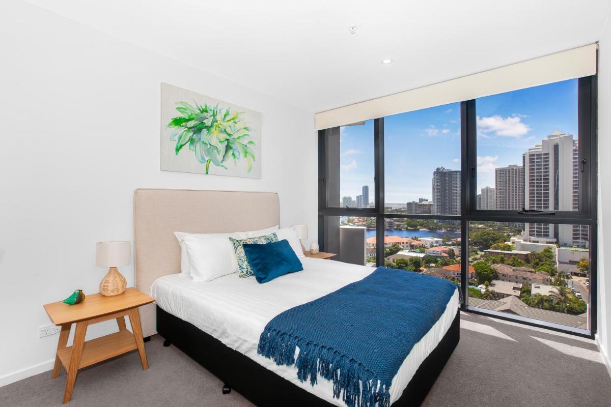 2-Bed Beach Apartment with Pool, Parking & Balcony - Housity
