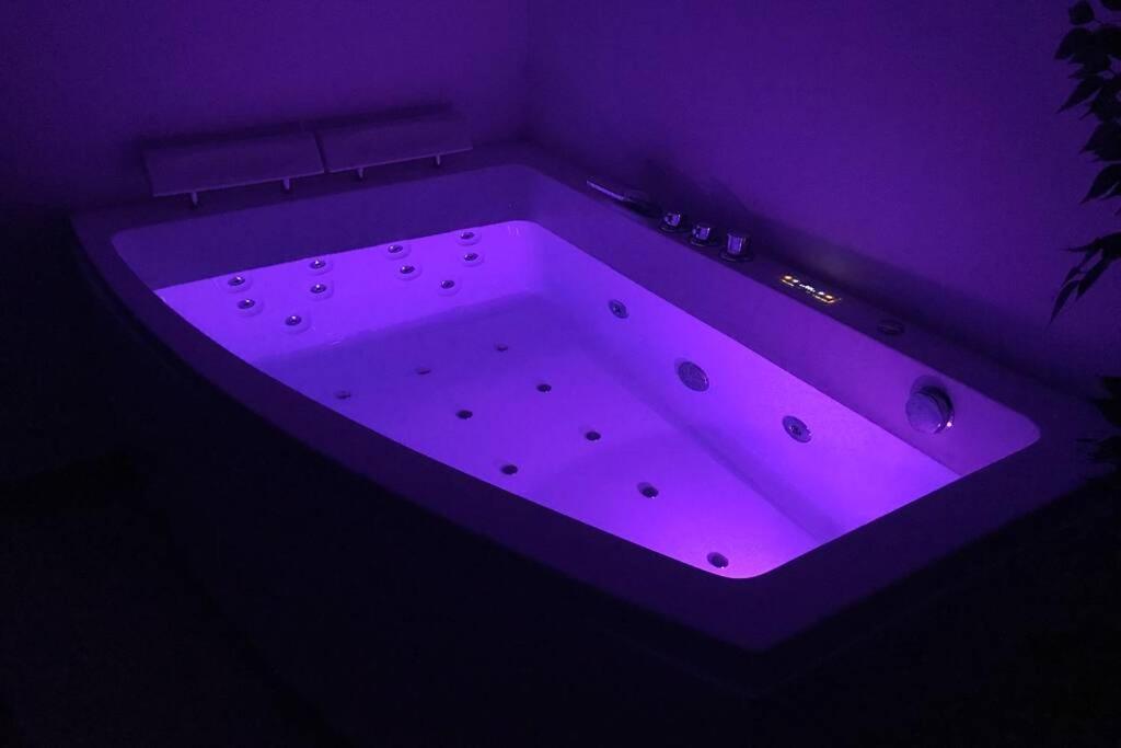 Apartment with Jacuzzi Free Wifi - Housity