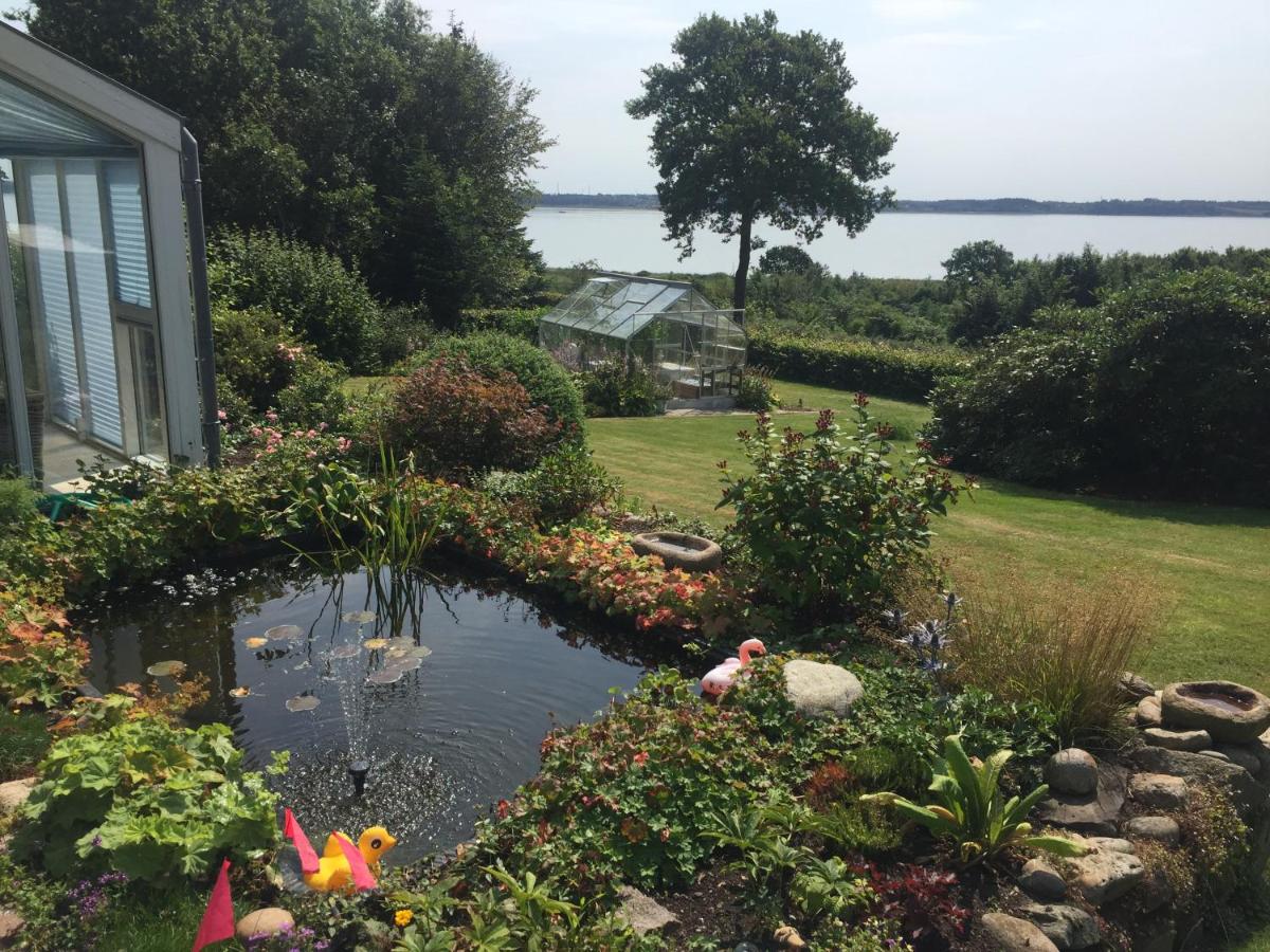 Værelse med udsigt over Limfjorden - rolige omgivelser og adgang til flot have - Housity