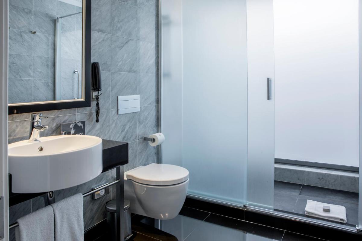 Uma casa de banho em InterContinental Porto - Palacio das Cardosas by IHG