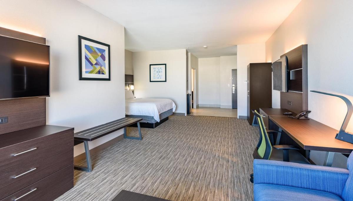 Holiday Inn Express Hotel and Suites Bastrop by IHG - Housity