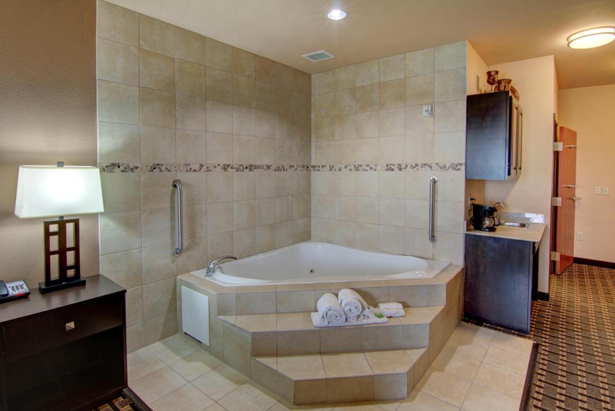 Holiday Inn Express Hotel & Suites Paris by IHG - Housity