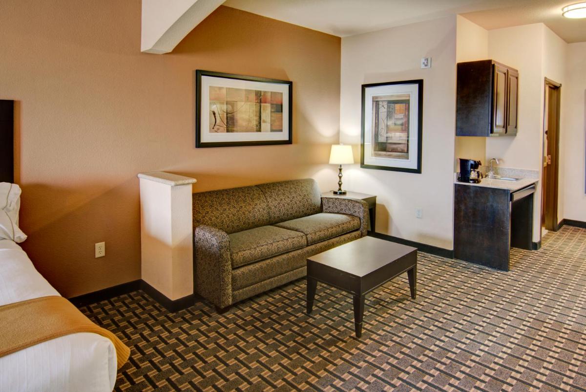 Holiday Inn Express Hotel & Suites Paris by IHG - Housity