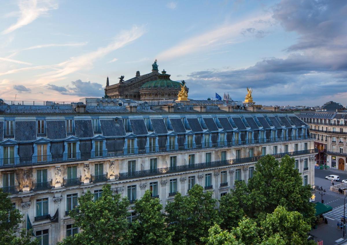 un grand bâtiment blanc surmonté d'un dôme dans l'établissement InterContinental Paris Le Grand by IHG, à Paris